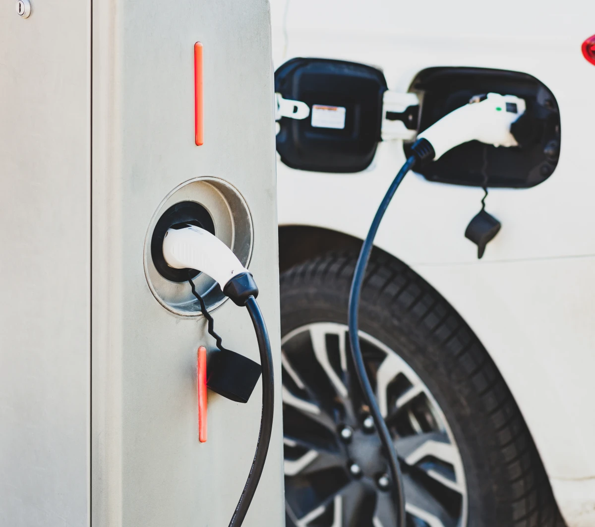 La Révolution Énergétique chez Tesla : Législation et Innovations pour une Conduite Éco-Responsable